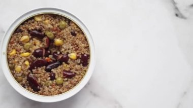 Arkaplanda konserve bulgur pilavı ,