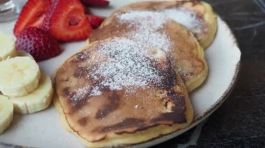 Muz ve çilekli krep. .