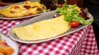  Kahvaltı masasında sade yumurta omleti. .