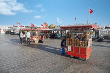 Türkiye 12 Mart 2023. Türk Simit 'i minibüste satıyor .