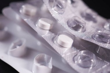 Masadaki su toplayıcı hapları kapat. .