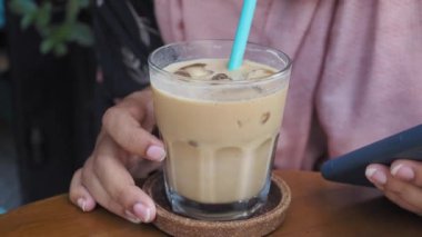 Kafe masasında şeffaf bir bardakta buzlar eridi. .