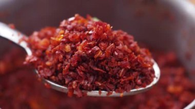 Kaşık üzerinde kuru kırmızı biber. .