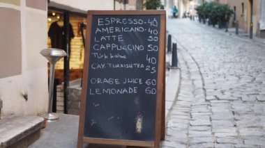 Açık havada siyah tahtada kafe menüsü .