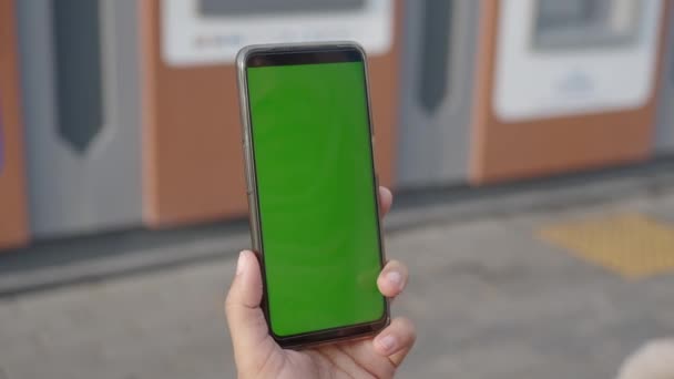 Possesso Uno Smartphone Con Schermo Verde Sfondo Bancomat — Video Stock