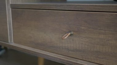  çocuk eli açık çekmece tahta dolapta.