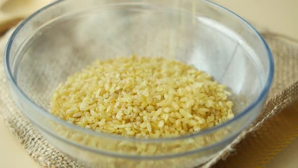 Ακατέργαστο Ρύζι Bulgur Ξύλινη Κουτάλα — Αρχείο Βίντεο