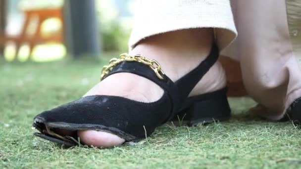 Hasarlı Kadınlar Eski Yırtık Ayakkabılar — Stok video