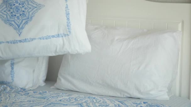 白い枕がベッドの上に並べられ — ストック動画