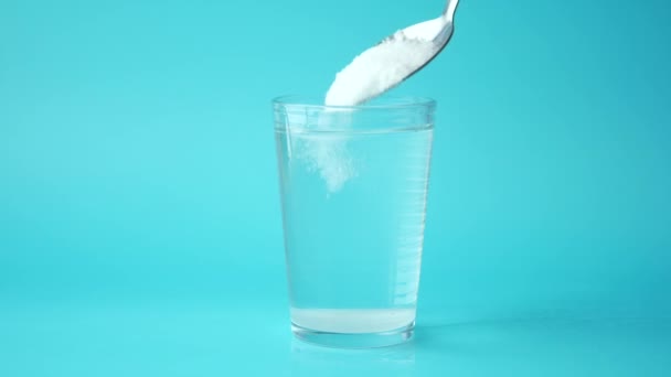 Χύνοντας Λευκή Ζάχαρη Ένα Ποτήρι Νερό Στο Τραπέζι — Αρχείο Βίντεο