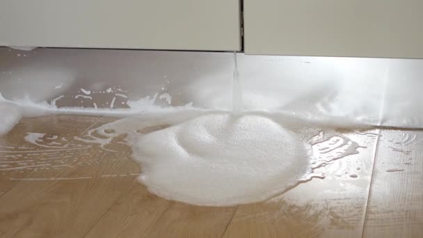 Пролитая Вода Посудомоечной Машины Кухонном Полу — стоковое видео
