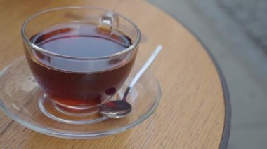 Ahşap zemindeki limon çayını kapat..