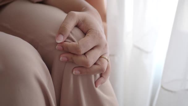 Κοντινό Πλάνο Γυναίκες Που Πάσχουν Από Πόνο Στις Αρθρώσεις Γόνατος — Αρχείο Βίντεο