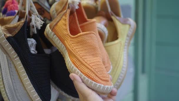 Mulheres Escolhendo Sapatos Loja Local — Vídeo de Stock