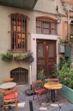 Hindi İstanbul 12 Haziran 2023 Eski Balat 'taki kafe önünde. Balat, İstanbul 'da popüler bir turizm beldesi