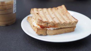 Kadınlar, jambonlu, peynirli, domatesli sandviç seçer.,