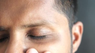 Güçlü göz ağrısından muzdarip üzgün adama yaklaş..