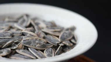 Masadaki bir kasede güneş tohumu ,