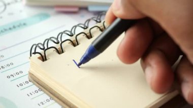 Ofis tedarikçileri masadayken defterde liste yapmak için