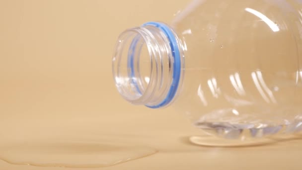 Eine Flasche Wasser Auf Einem Tisch Verschüttet — Stockvideo