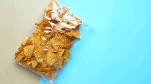 Plastik Bir Paketin Içindeki Patates Cipslerinin Üst Görüntüsü — Stok video