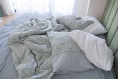 Sabahın köründe dağınık yatak, uyandıktan sonra dağınık yatak. .