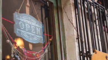 Kafe kapısında asılı kağıt üzerinde açık metin .