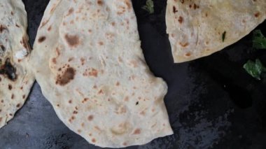 Türk yemeği pişirmek. Pita ekmeği sokakta pişirilir.