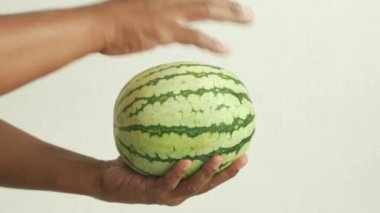  Beyaz arka planda karpuz tutan adamlar .