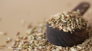 Kimyon tohumları masada kaşık üzerinde .