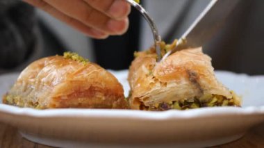  Kadınlar Türk tatlısını bıçakla kesiyorlar. .