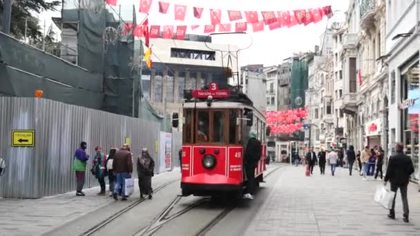 Turquía Estambul Marzo 2023 Tranvía Vintage Calle Taksim — Vídeos de Stock