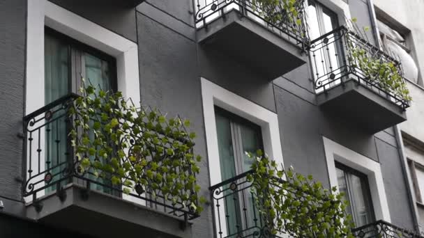 Mavi Gökyüzüne Karşı Balkonlu Bir Otel Binasının Görüntüsünü Oluşturun — Stok video