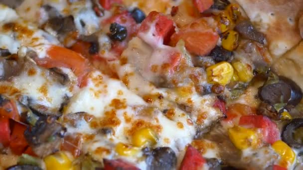 Ручной Выбор Ломтик Пиццы Тарелке — стоковое видео