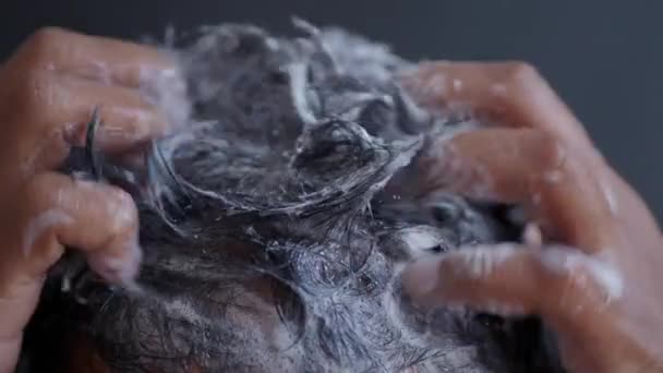 Mladí Muži Myjí Vlasy Šamponem — Stock video