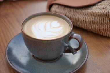 Kahve fincanı ahşap masada .