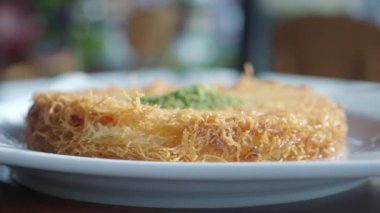 Türk tatlısı, kunafa, şam fıstıklı kadayif. .
