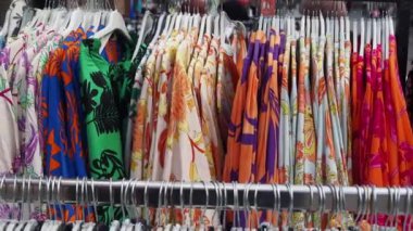 Renkli kadın giysileri satılık .