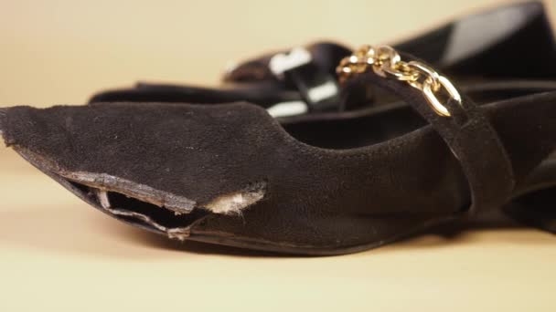 磨损的旧鞋子 — 图库视频影像