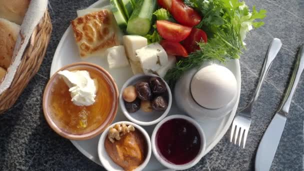 Turkisk Frukost Serveras Bordet — Stockvideo