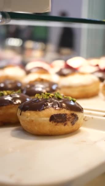 Exibição Donuts Chocolate Para Venda Loja Local — Vídeo de Stock