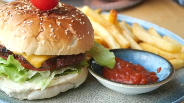 Cheeseburger Dengan Salad Dan Tomat Pada Papan Kayu — Stok Video