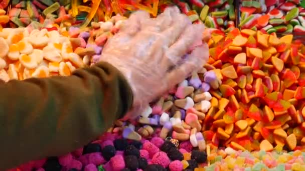 Kolorowe Cukierki Słodkie Galaretki Wyświetlane Cukierni — Wideo stockowe