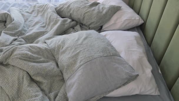 Грязная Кровать Рано Утром Грязная Кровать После Пробуждения — стоковое видео
