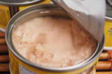 Ahşap masada konserve ton balığı.