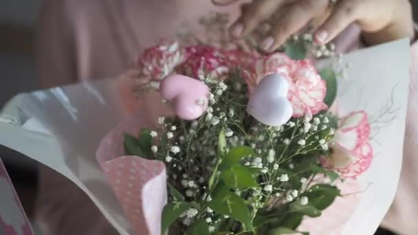 Γυναίκες Που Κρατούν Ένα Μπουκέτο Λουλούδια — Αρχείο Βίντεο