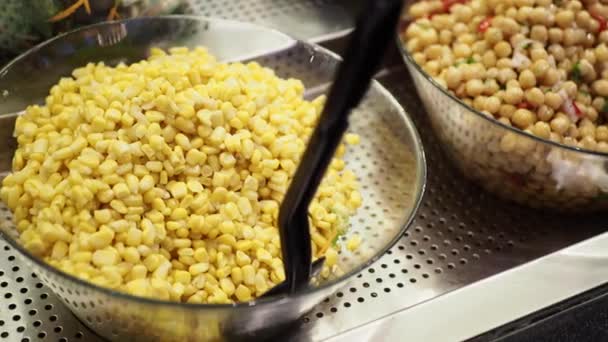 大碗中的甜玉米 — 图库视频影像