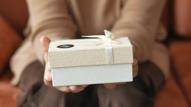 Χέρι Κρατώντας Ένα Κουτί Δώρου Αυτοκόλλητο Ευχαριστώ — Αρχείο Βίντεο