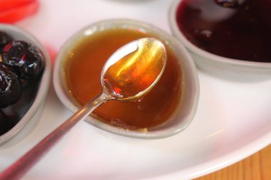 Kaşığı kapat ve taze bal topla..