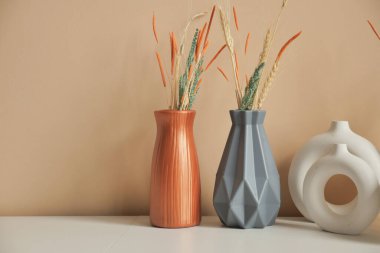 Açık turuncu renkli duvara karşı ev dekorasyonu 